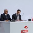 Prezes zarządu PKN ORLEN Daniel Obajtek (z prawej) oraz starszy wiceprezes ds. downstream koncernu S