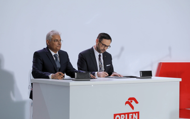 Prezes zarządu PKN ORLEN Daniel Obajtek (z prawej) oraz starszy wiceprezes ds. downstream koncernu S
