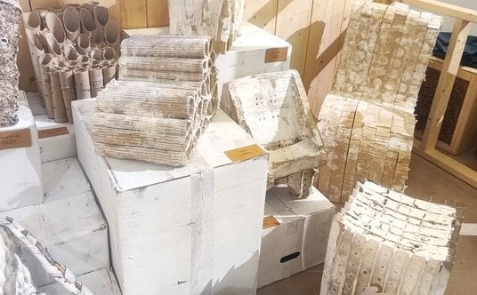 Krzesła z papierowych ścinków stworzone przez studencką grupę z wydziału architektury w Brukseli