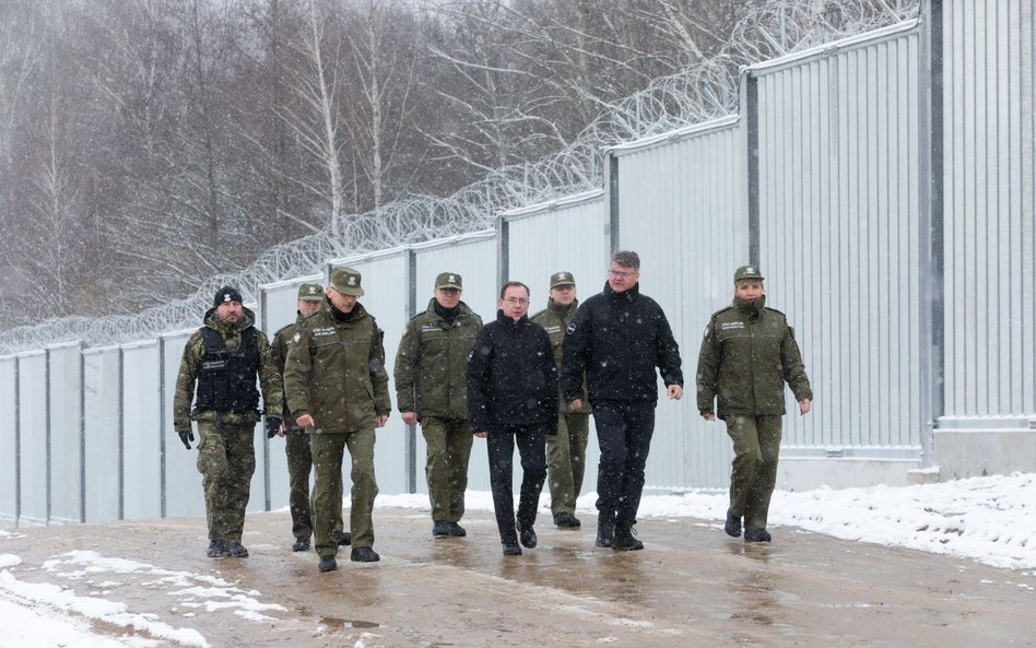 Przedstawiciele MSWiA i SG przy ogrodzeniu na granicy polsko-białoruskiej w drodze na konferencję pr