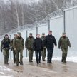 Przedstawiciele MSWiA i SG przy ogrodzeniu na granicy polsko-białoruskiej w drodze na konferencję pr