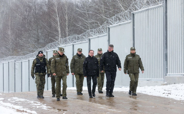 Przedstawiciele MSWiA i SG przy ogrodzeniu na granicy polsko-białoruskiej w drodze na konferencję pr