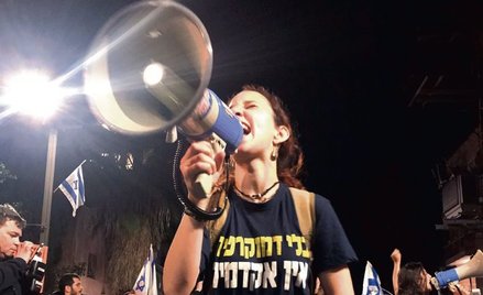 16-letnia Rotem (na zdjęciu) przyszła z megafonem i dwoma hasłami na tekturze: „Czy wciąż będą wybor