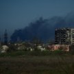 Dym nad zakładami Azowstal w Mariupolu, fotografia z 29 kwietnia