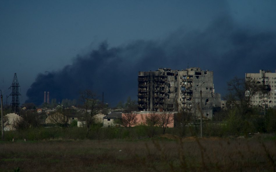 Dym nad zakładami Azowstal w Mariupolu, fotografia z 29 kwietnia