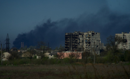 Dym nad zakładami Azowstal w Mariupolu, fotografia z 29 kwietnia