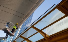 Wyczyszczenie zadaszeń przy Dworcu Centralnym wymaga użycia podnośników, a i tak, nie jest to operac