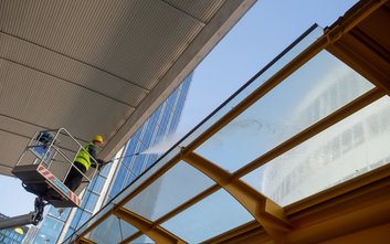 Wyczyszczenie zadaszeń przy Dworcu Centralnym wymaga użycia podnośników, a i tak, nie jest to operac