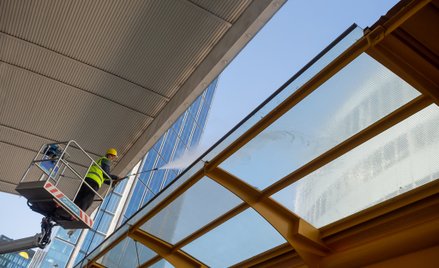 Wyczyszczenie zadaszeń przy Dworcu Centralnym wymaga użycia podnośników, a i tak, nie jest to operac