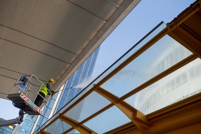 Wyczyszczenie zadaszeń przy Dworcu Centralnym wymaga użycia podnośników, a i tak, nie jest to operac