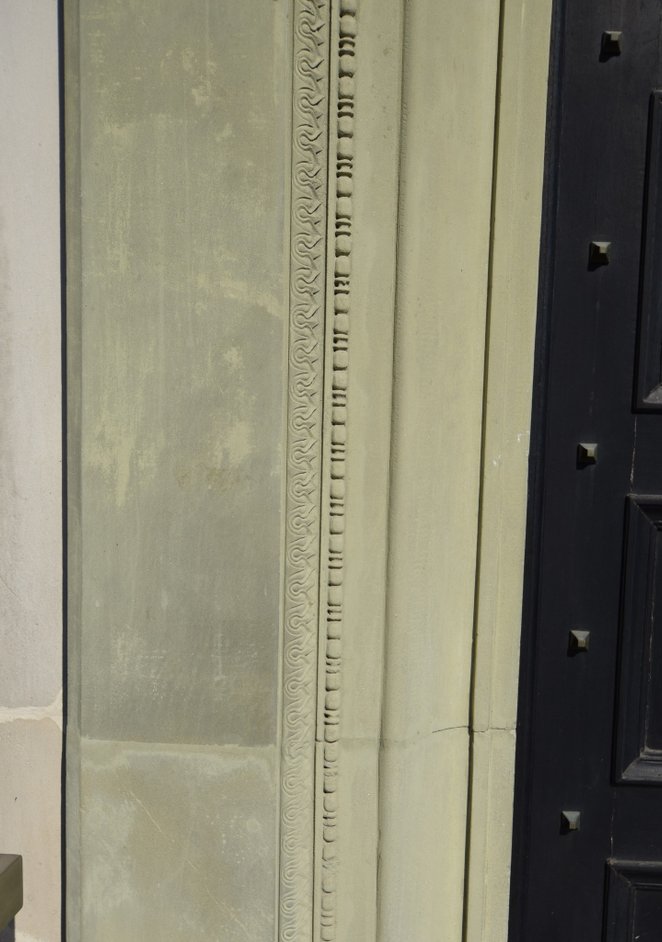 Detale architektoniczne obu obiektów stanowią erudycyjny popis znajomości historii sztuki i europejs