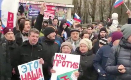 Protestujący w Moskwie wzywają do bojkotu wyborów.