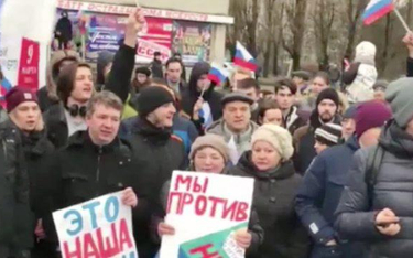 Protestujący w Moskwie wzywają do bojkotu wyborów.