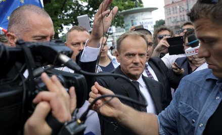 Donald Tusk w drodze do Prokuratury Krajowej