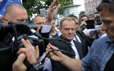 Donald Tusk w drodze do Prokuratury Krajowej