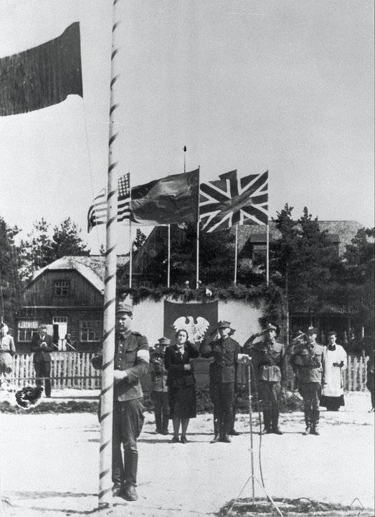 Żołnierze Dywizji Kościuszkowskiej składają przysięgę w obecności Wandy Wasilewskiej (w głębi). Siel