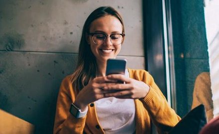 Od kilku lat liczba SMS-ów wysyłanych przez Polaków spada. To efekt sukcesu komunikatorów i mediów s