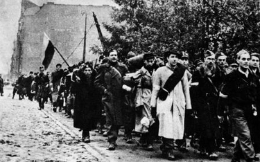 Oddziały Armii Krajowej opuszczają miasto po kapitulacji (październik, 1944 r.)