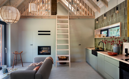 Centralną częścią domu i jego sercem jest kominek.