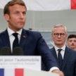 Prezydent Francji Emmanuel Macron (L) i minister finansów Bruno Le Maire (Ś)