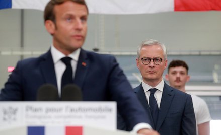 Prezydent Francji Emmanuel Macron (L) i minister finansów Bruno Le Maire (Ś)
