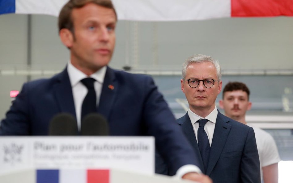 Prezydent Francji Emmanuel Macron (L) i minister finansów Bruno Le Maire (Ś)