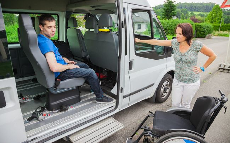 Sąd: gmina ma zwracać rodzicom niepełnosprawnych uczniów koszty wszystkich przejazdów do i ze szkoły