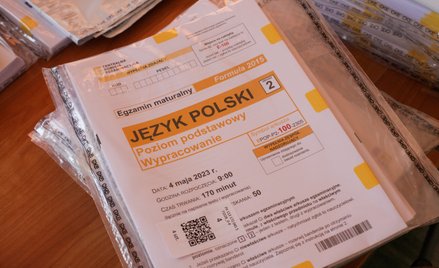 Arkusze egazminacyjne przed rozpoczęciem egzaminu maturalnego z języka polskiego w II LO im. Marii S