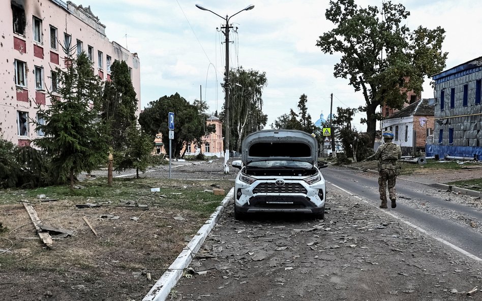 Ukraiński żołnierz podczas patrolu w rosyjskim mieście Sudża w obwodzie kurskim, fotografia z 16 sie