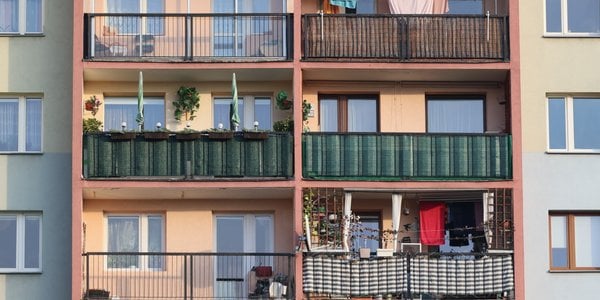 Najem senioralny osobom starszym może nie pomóc, a gminy mogą mieć z nim problem