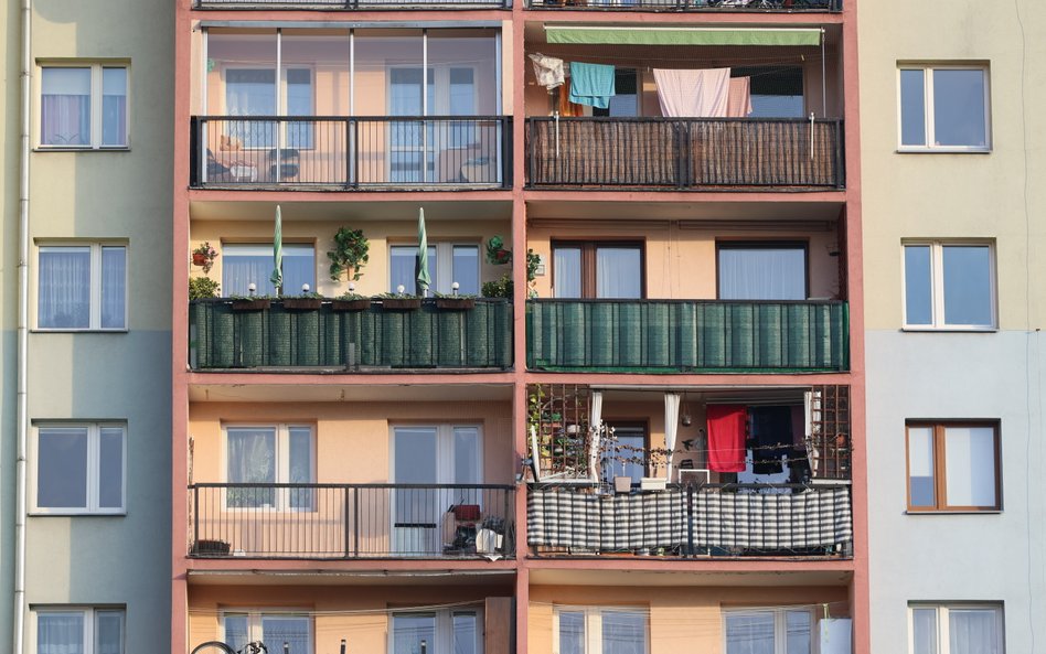 Sąsiadka zrzuciła na jego balkon nóż do tapet. Sprawa skończyła się w sądzie