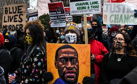 Minneapolis. Protestujący przed sądem domagają się ukarania policjantów winnych śmierci Floyda