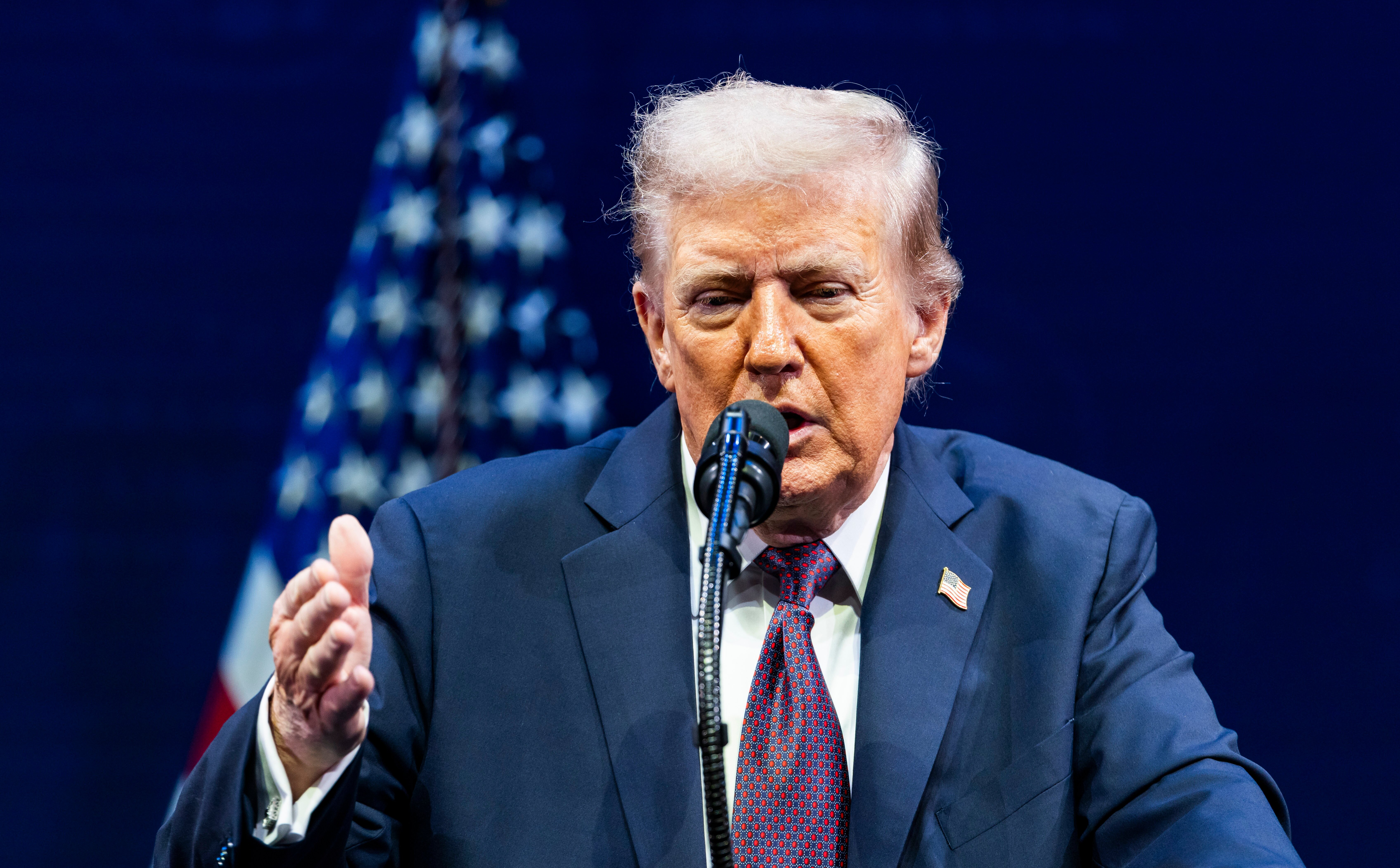 Donald Trump wzywa UE do nałożenia 100-proc. ceł na Chiny i Indie