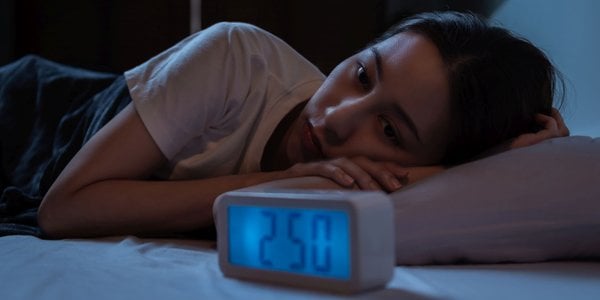 Brak snu wzmaga połączenia neuronalne w mózgu — nowe badanie