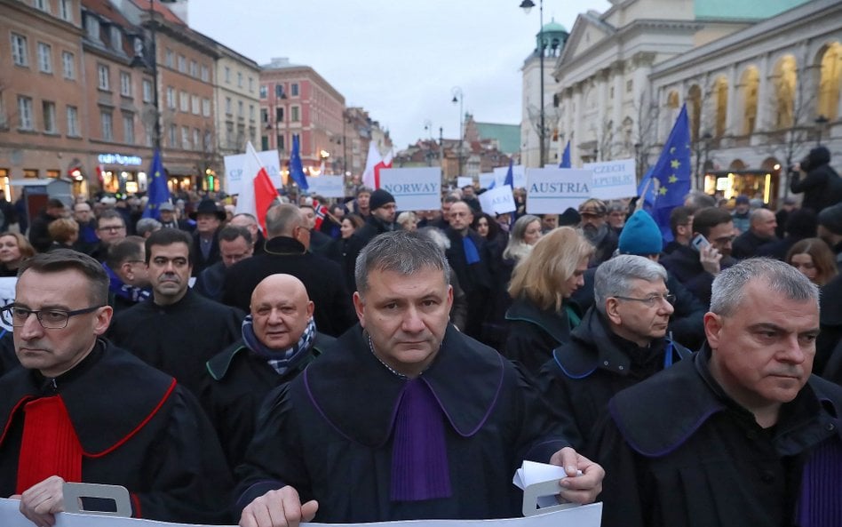 Marsz Tysiąca Tóg w Warszawie w styczniu 2020 r. Na pierwszym planie, w środku, ówczesny sędzia Wald