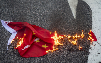 Płonąca chińska flaga po demonstracji w Hongkongu