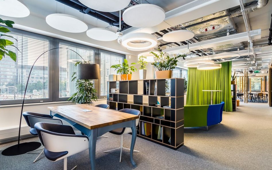 Biuro podzielone na strefy w siedzibie firmy Skanska