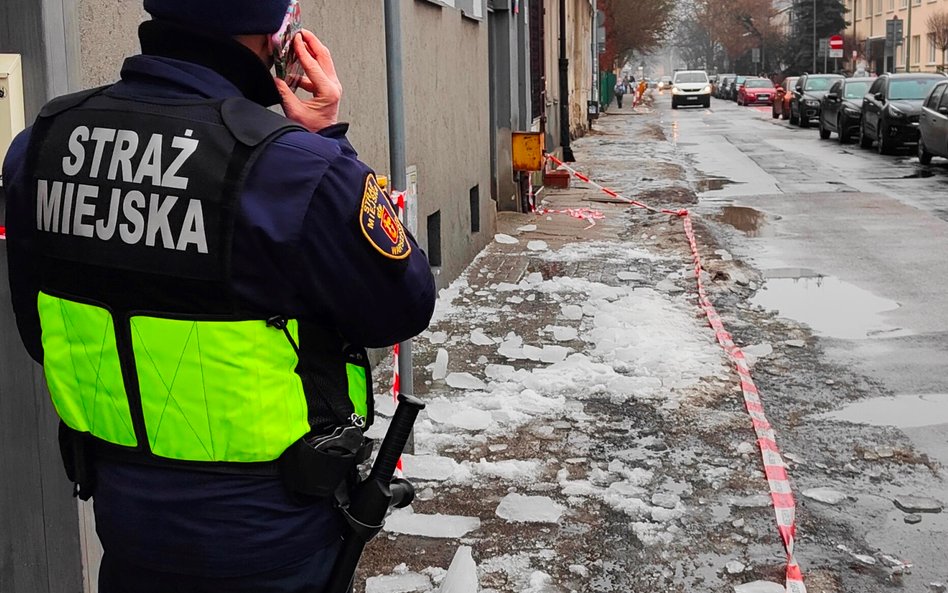 Strażnicy natychmiast wygrodzili najbardziej zagrożony odcinek chodnika, aby nikt nie ucierpiał. Ruc
