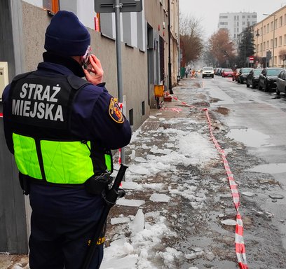 Strażnicy natychmiast wygrodzili najbardziej zagrożony odcinek chodnika, aby nikt nie ucierpiał. Ruc