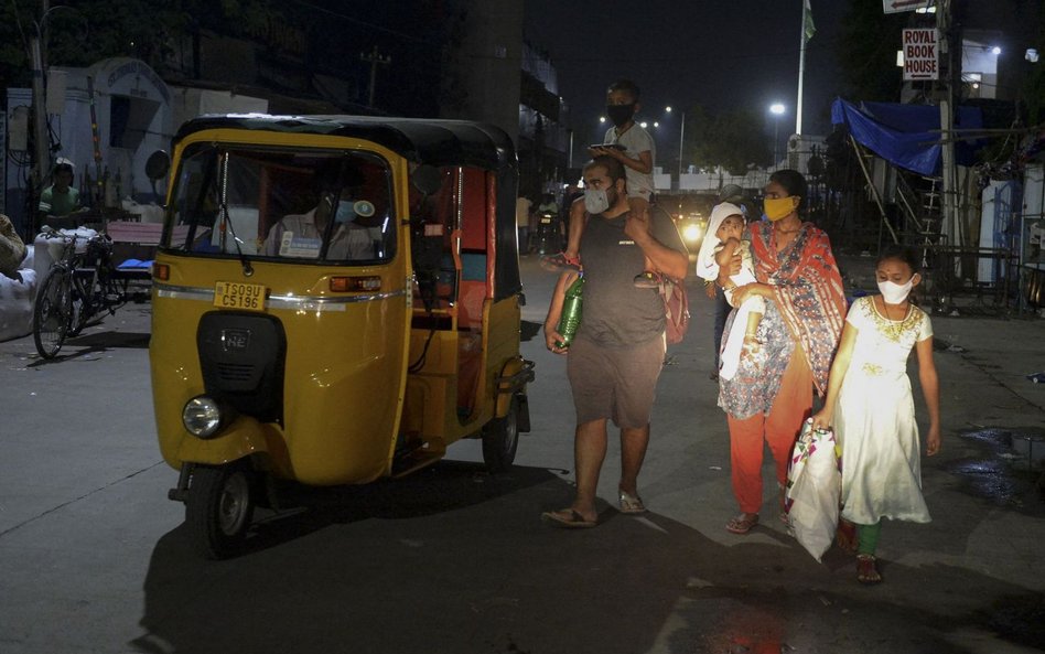 Koronawirus. Rekordowa liczba zakażeń w Indiach. W Delhi brakuje tlenu