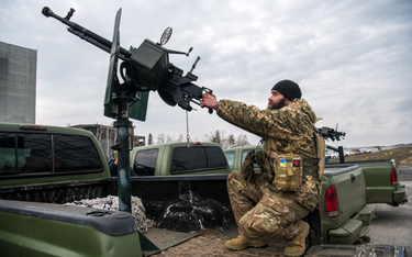 Żołnierz jednostki obrony powietrznej Sił Zbrojnych Ukrainy, zwanej łowcami dronów, podczas ćwiczeń 