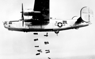 B-24 Liberator bombarduje pozycje niemieckie, marzec 1945
