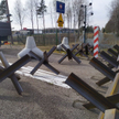 Czeskie jeże na granicy z Federacją Rosyjską. Zdjęcie z Twittera Mariusza Błaszczaka z lutego 2023 r