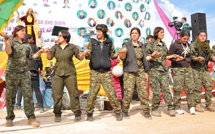 Kurdyjskie bojowniczki tańczą na obchodach Dnia Kobiet