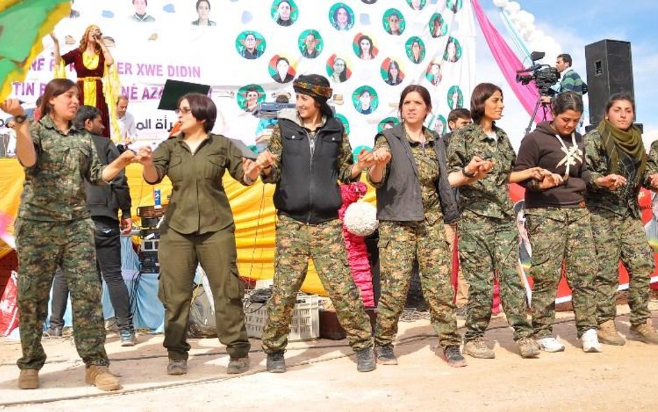Kurdyjskie bojowniczki tańczą na obchodach Dnia Kobiet