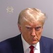 Zdjęcie policyjne (ang. mug shot) wykonane po formalnym aresztowaniu Donalda Trumpa