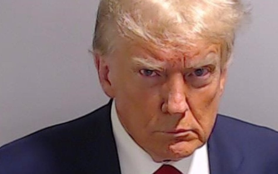 Zdjęcie policyjne (ang. mug shot) wykonane po formalnym aresztowaniu Donalda Trumpa