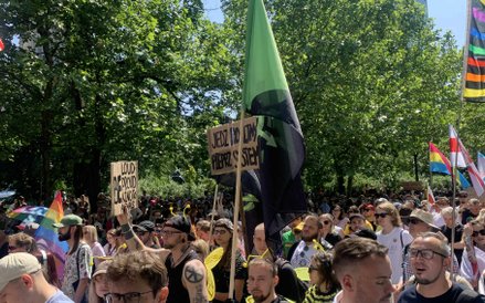 Pojawiały się transparenty z politycznymi i społecznymi hasłami