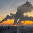 Kłęby dymu nad trafioną dronami rafinerią w dzielnicy Kapotnia