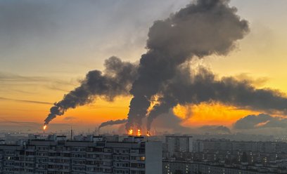 Kłęby dymu nad trafioną dronami rafinerią w dzielnicy Kapotnia